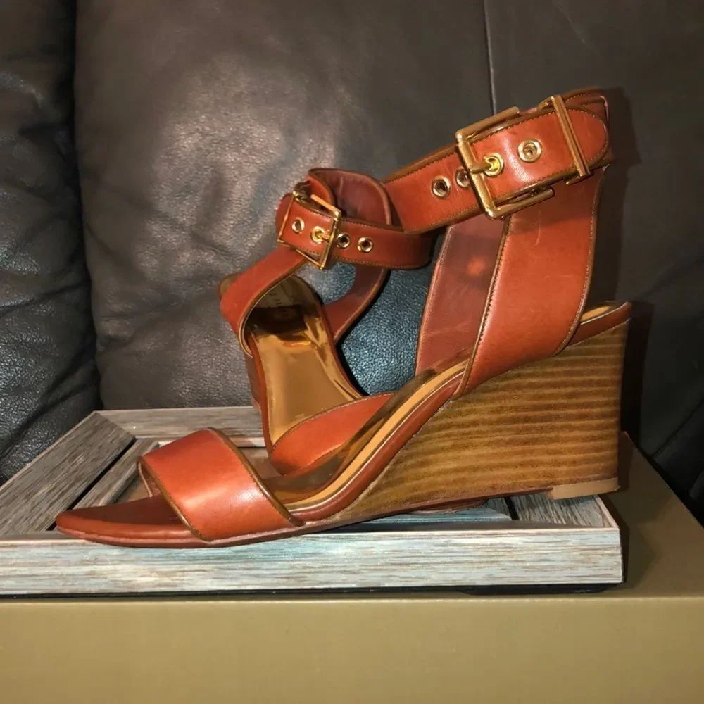 Ted Baker 39 Lernox Camel Brown Trim Stacked Wedge Sandals Gold Tone Hardware - Picture 6 of 16